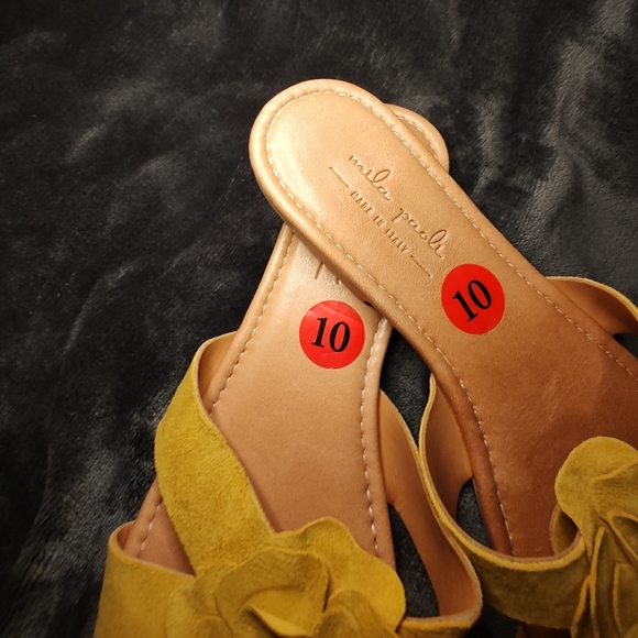 MILA PAOLI yellow suede leather flower slide on sandals. Made in Italy. Size 10. - Picture 5 of 6